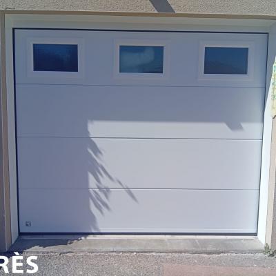 Porte sectionnelle avec hublots