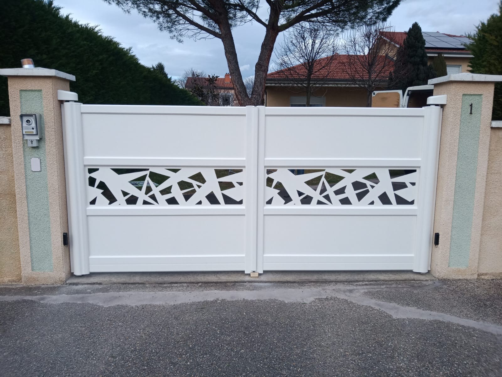 Portail aluminium cetal tendance motorise somfy invisio saint just saint rambert