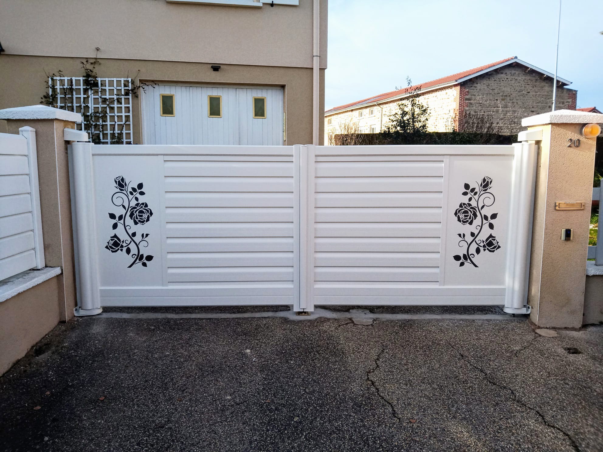 Portail aluminium lames brise vent ouverture exterieure invisio somfy villars tole decoupe rose