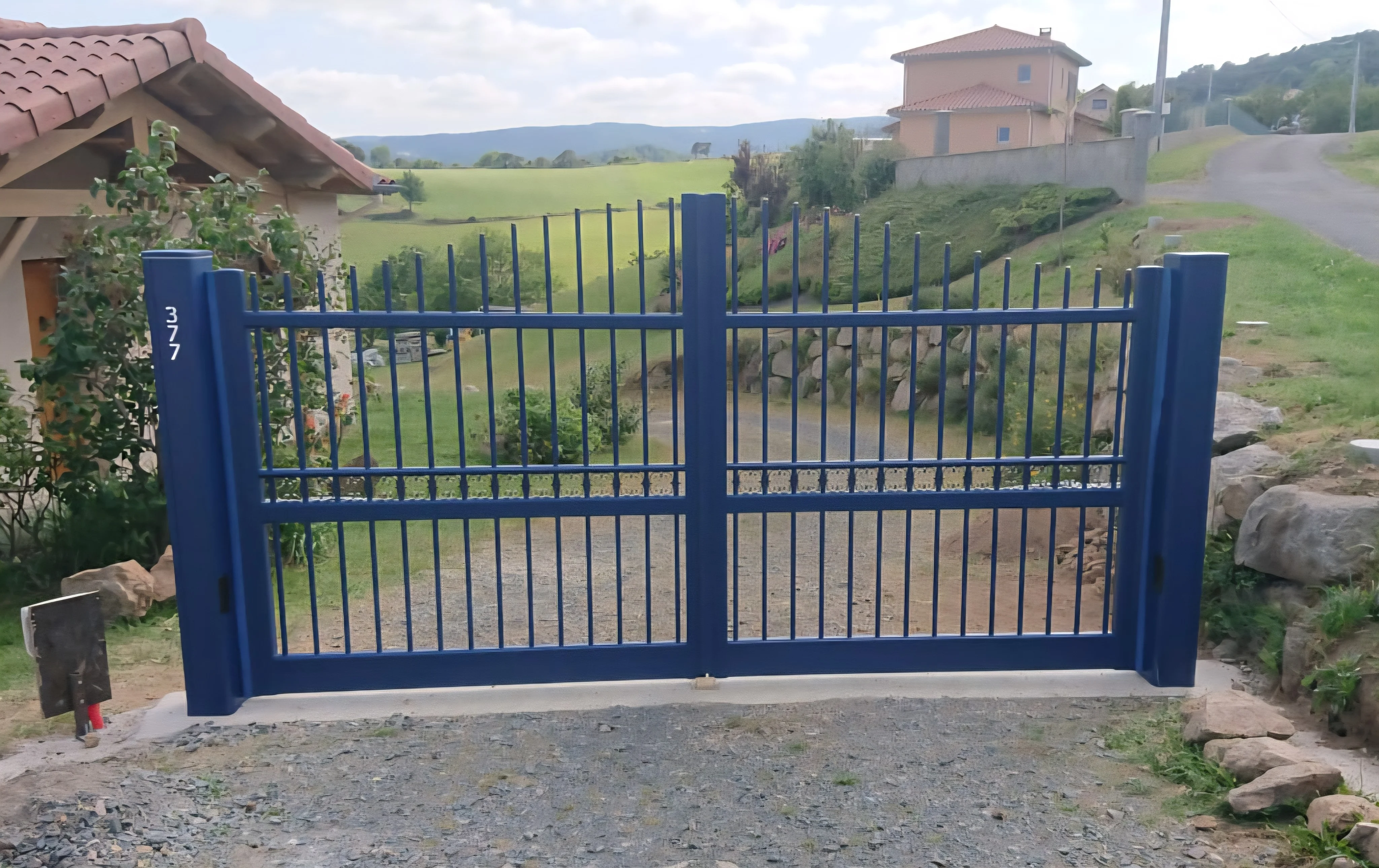 Portail battant bleu chatelneuf